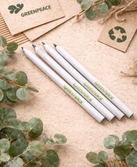Lápices ecológicos blancos Greenpeace sobre fondo natural reciclado