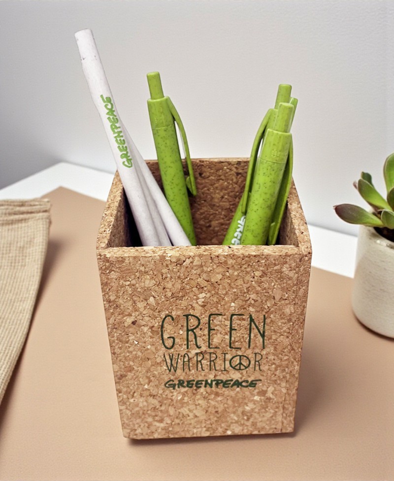 Portalápices de corcho con bolígrafos ecológicos