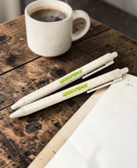 Set de escritura ecológico sobre escritorio junto a una taza de café
