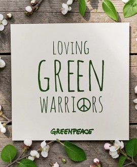 Tarjeta Greenpeace Loving Green Warriors sobre fondo rústico